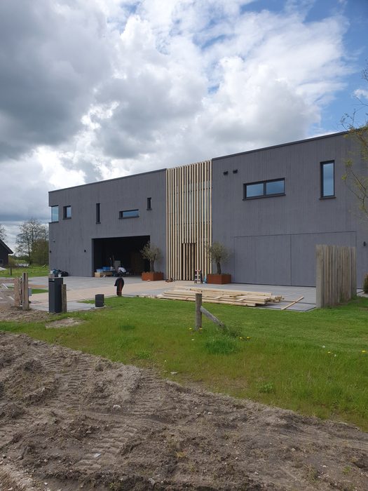 Houten pergola en latwerk bij entree